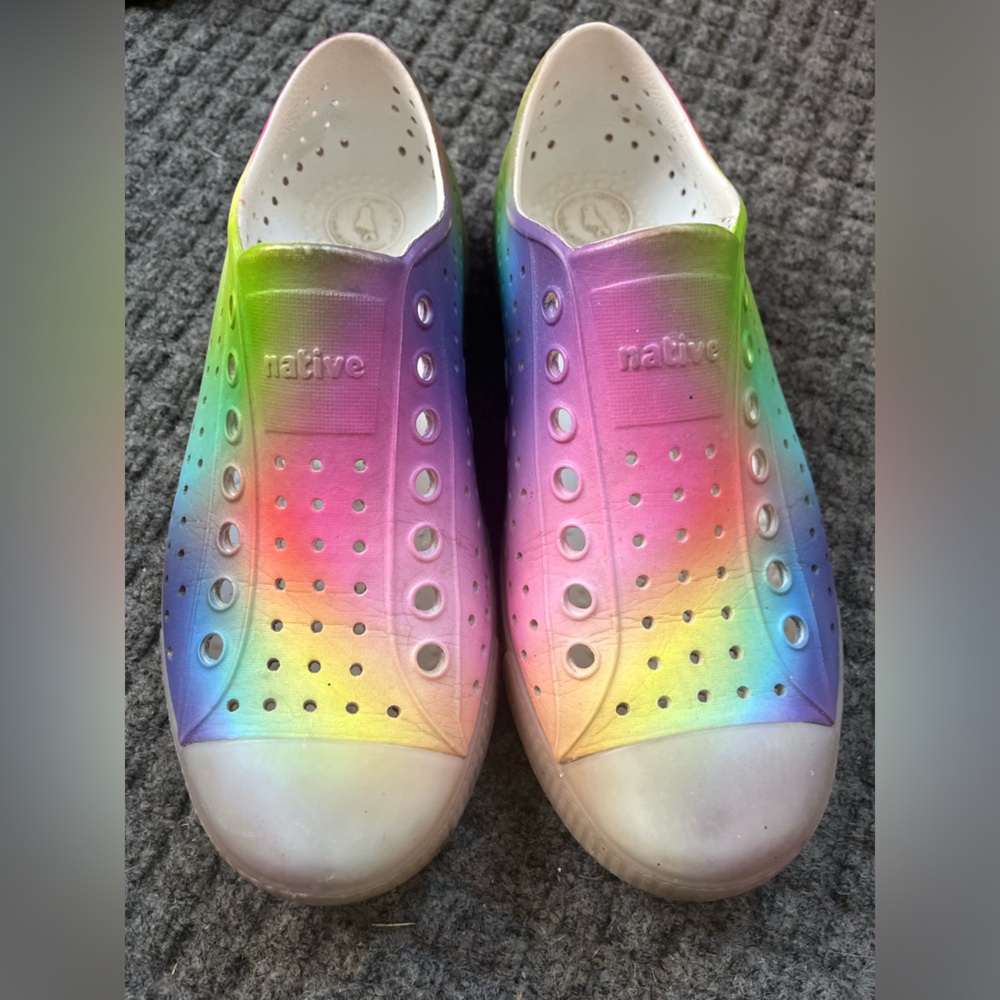 EUC Native Shoes in Rainbow Airbrush - Women’s Size 7, Big Kid’s Size 5 - Picture 2 of 9